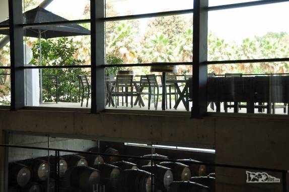 Barris de vinho em um andar, mesas de degustação em outro, na vinícola Estampa, no Valle de Colchagua, região de Santa Cruz, ao sul de Santiago, no Chile